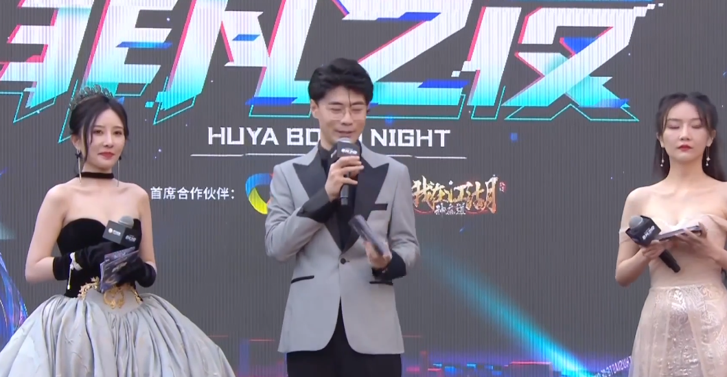 晚礼服|林七七拼了！红毯秀太惊艳，露肩晚礼服，头戴皇冠，好身材挡不住