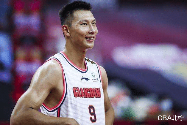 新疆男篮|CBA三消息：新疆主力确认留队，郭士强遇到难题，阿联票王无争议
