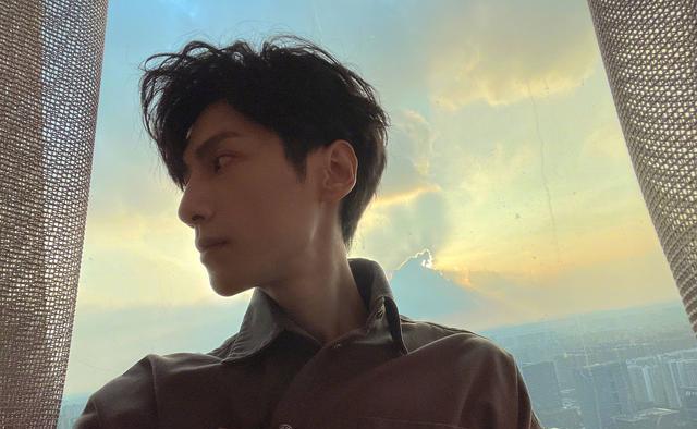 罗云熙|罗云熙晒冰墩墩上热搜,网友直呼:帅哥终于实现了冰墩墩自由