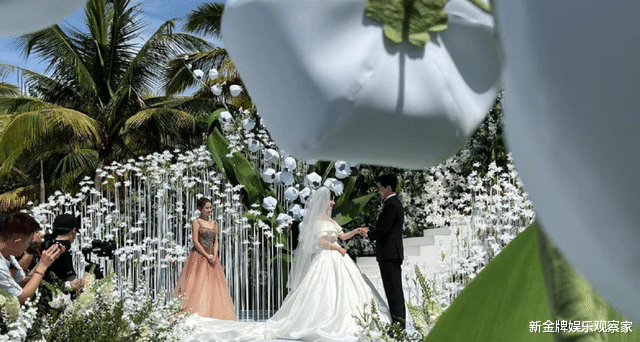 张檬|张檬金恩圣婚礼内场照曝光，两人深情拥吻，伴娘海陆感动到擦泪