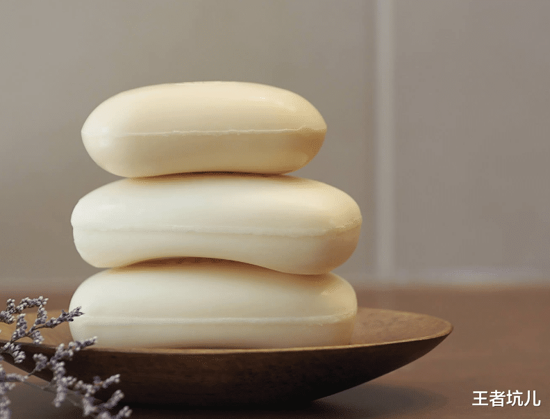 洗完澡之后，洗澡间的镜子上有水雾怎么办？如何清理呢