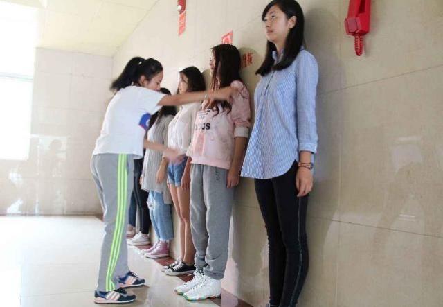 颈椎病|饭后,坚持靠墙站立15分钟,一个月后,你可能会有这3个变化!