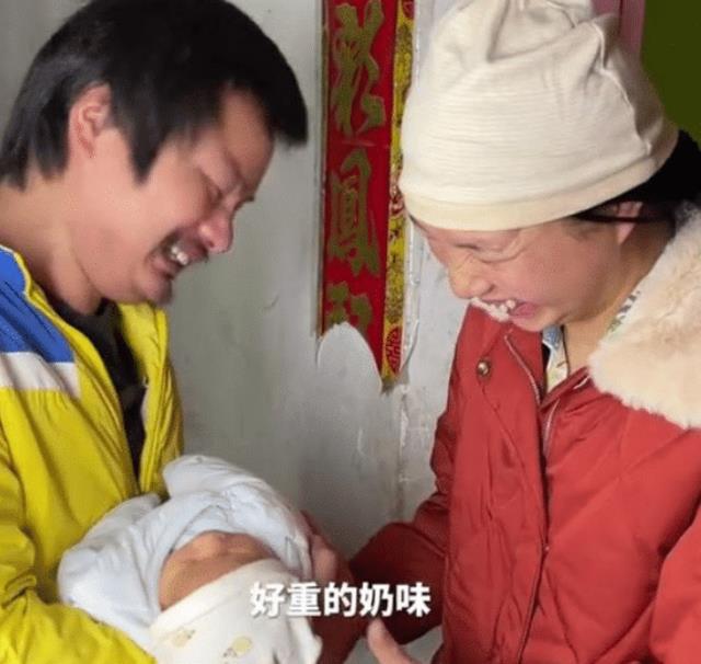 二胎|牛爱芳晒出二胎近况,被网友质疑是假娃娃,为圆谎拿保温箱当借口