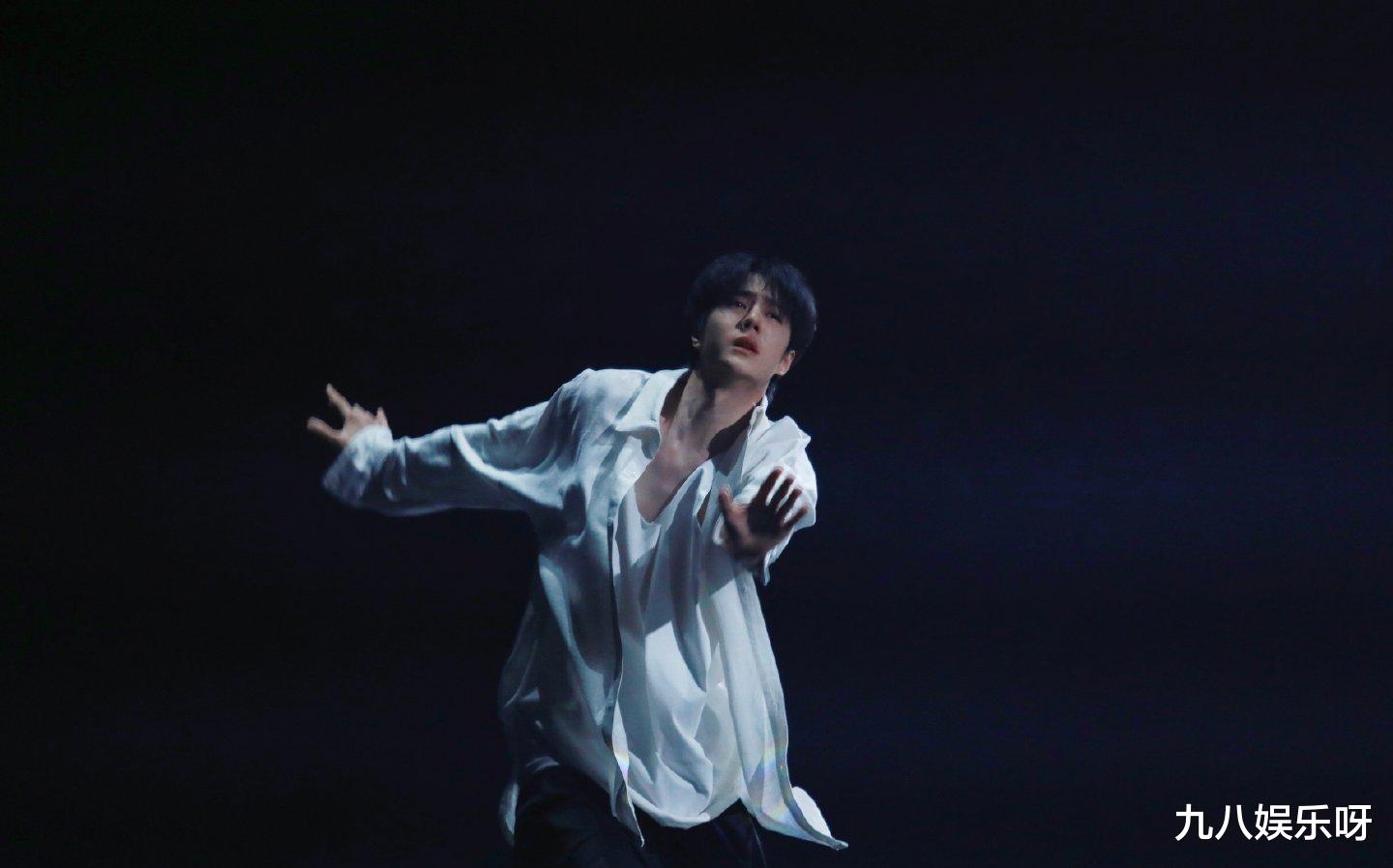 王一博|额头受伤、手被划破、走路一瘸一拐,绝美舞台的背后竟遍体鳞伤