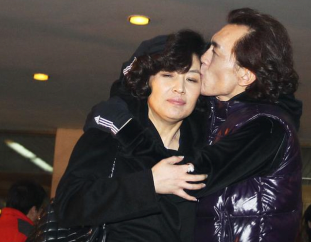 李咏|李咏20岁女儿大秀身材，穿露腰装腹部纹身抢镜