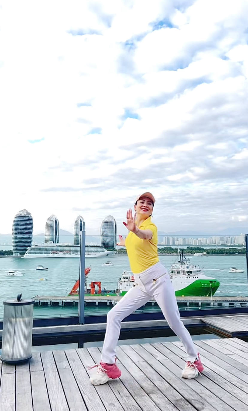 谭梅|朱军52岁妻子谭梅秀舞姿,穿高腰裤暴露腰间赘肉,舞蹈水平遭质疑