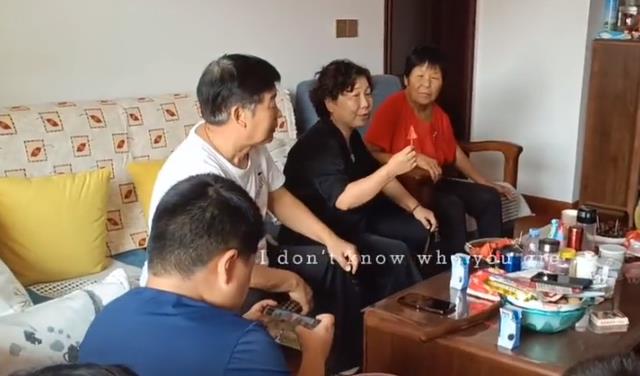网友看望大娘,画面充满暖意与温馨,结果被质疑是新剧本