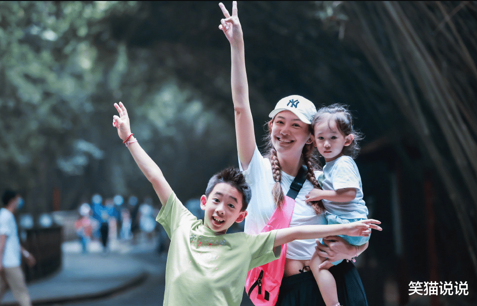 应采儿|应采儿晒抓拍合照:9岁Jasper与妈妈牵手笑容很温柔,小儿子像妈妈好可爱!