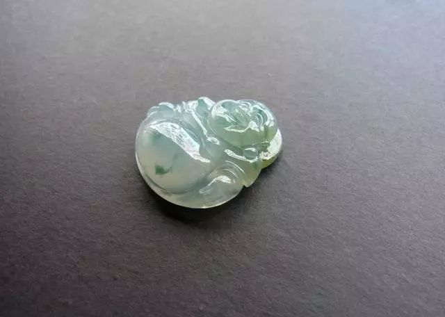 玉雕|入圈8年,小伙80000挑战蒙头料,切开呼声震耳欲聋,专家估价...