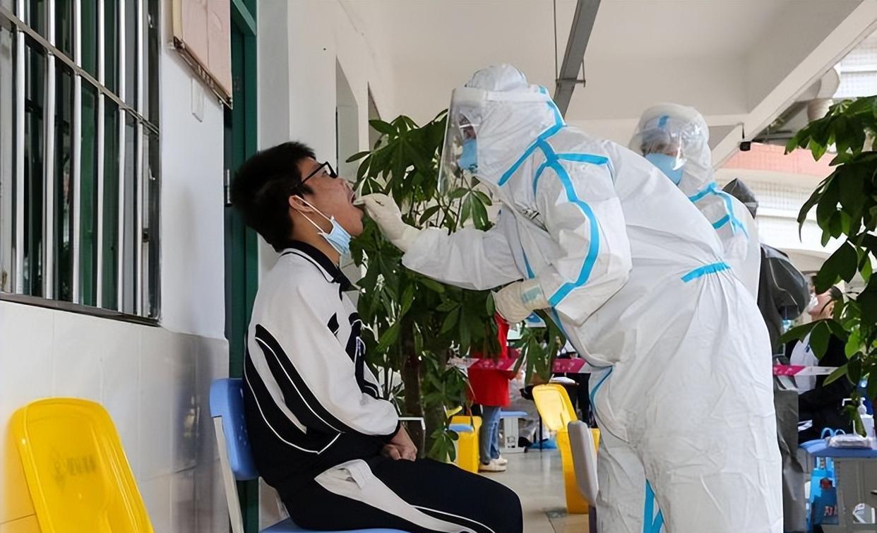 开玩笑吗？隔墙接块葱油饼，就被学校退学；舆情一起，就撤回决定