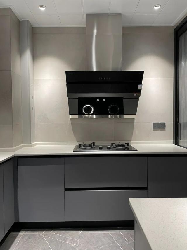 180㎡现代主义，安静舒适的设计，令人轻松惬意