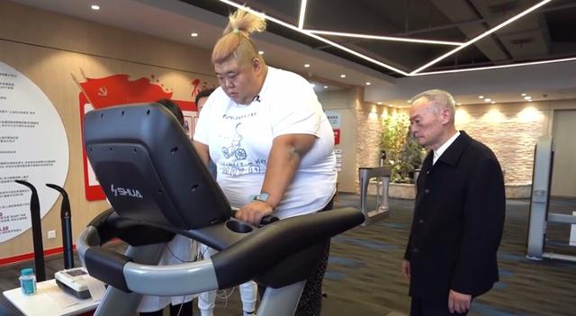 驴肉火烧 600斤胖猴仔放弃减肥?拿5斤肉做驴肉火烧,背后原因让人鼻头一酸