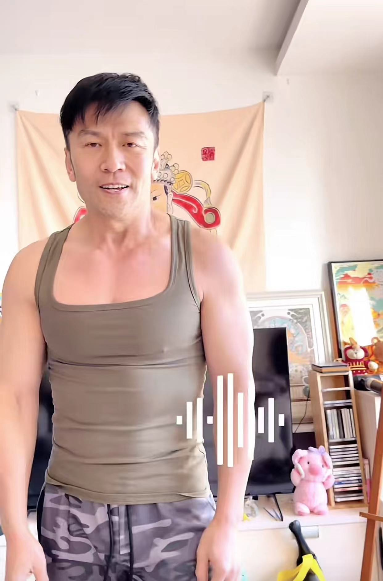 唐文龙|52岁唐文龙疑与内地女友同居！在北京租公寓，装修朴素挂巨幅财神