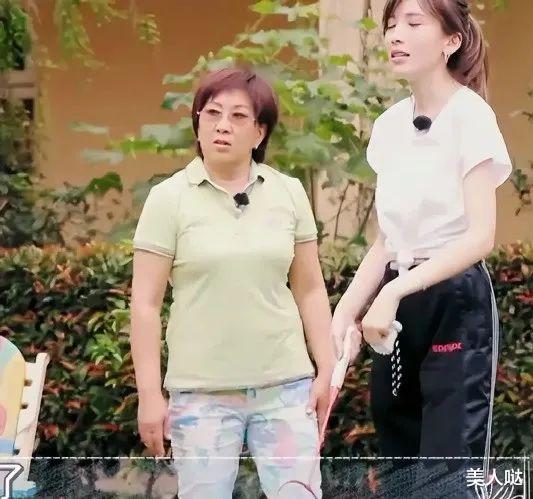 林志颖|林志颖妈妈是吃了防腐剂吧!72岁穿印花裙精致又窈窕,比模特儿媳还招摇