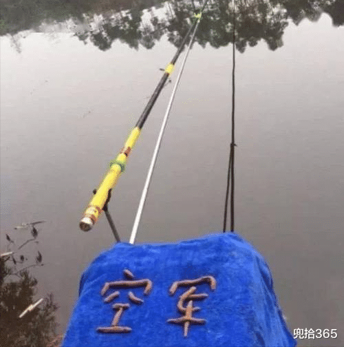 |男子鱼没钓到鱼护却是满的,镜头一转众人乐了,网友:值得发扬