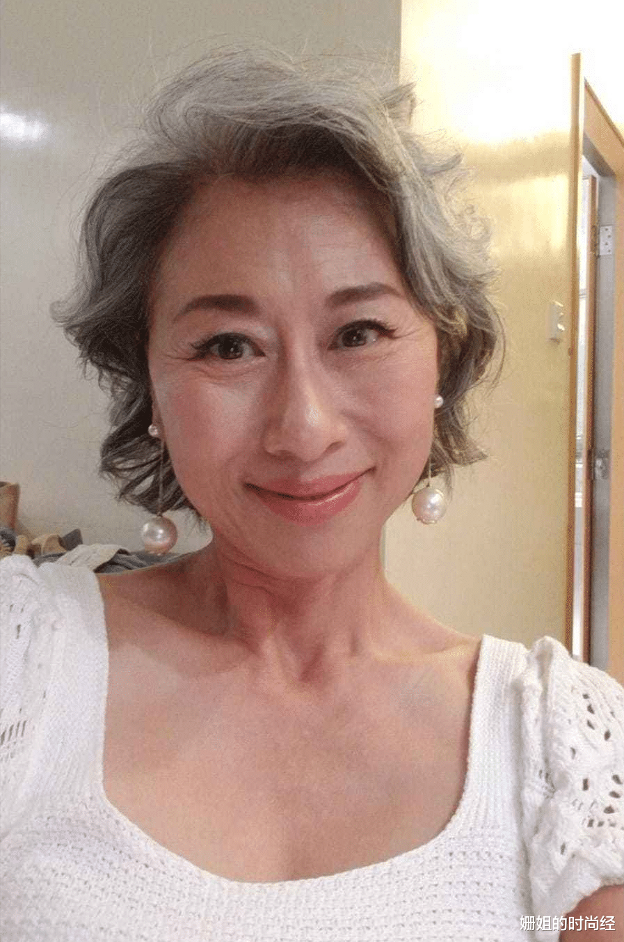 穿衣搭配 看了60岁叶倩文的穿搭，我发现：穿衣“不扮嫩”，从容老去才真美