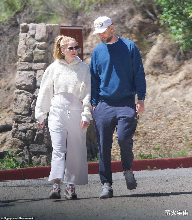 蒋梦婕|31岁詹妮弗·劳伦斯首次遛娃，肚腩明显未着急恢复，却仍是白到发光