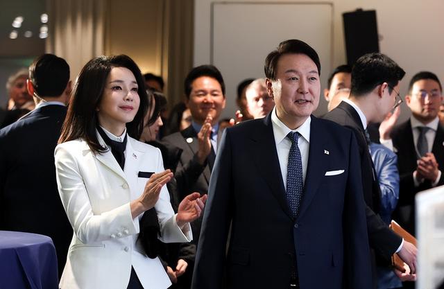 美甲 韩国夫人在瑞士达沃斯继续出风头！换成白西装像霸总，轻松成焦点