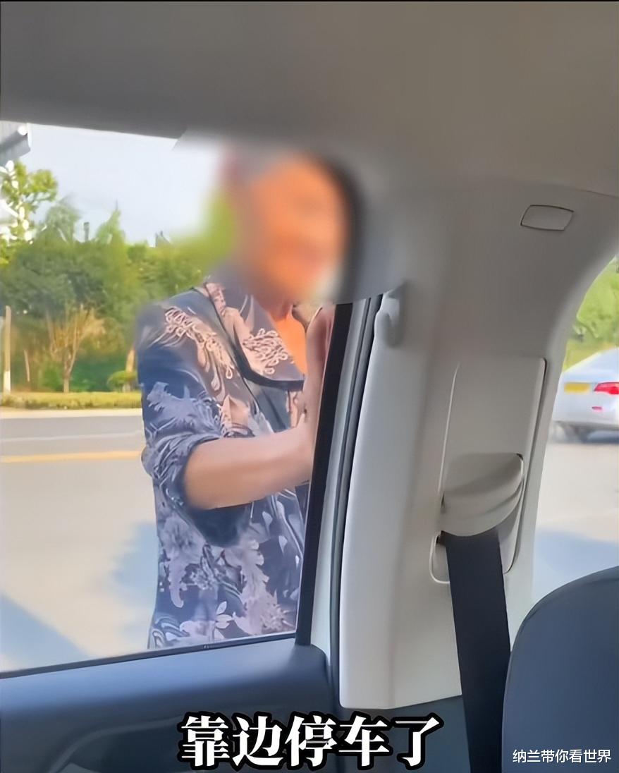女子驾照模拟考试,被阿婆强行拦住搭顺风车,导致考生成绩不合格