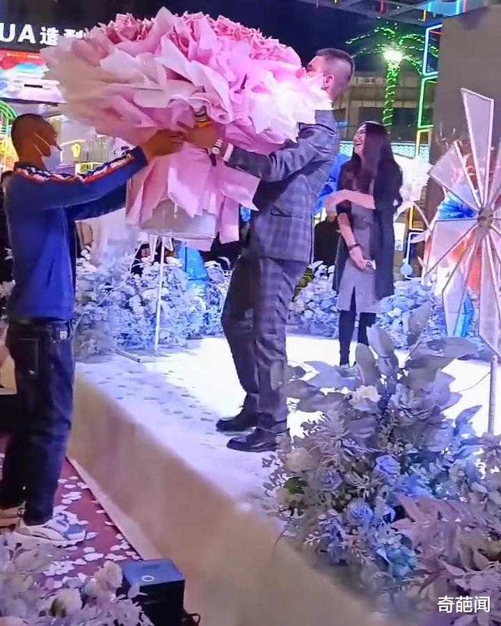 有钱真好!男子求婚准备大捧花,地上箱子惹网友眼红:她不嫁我嫁