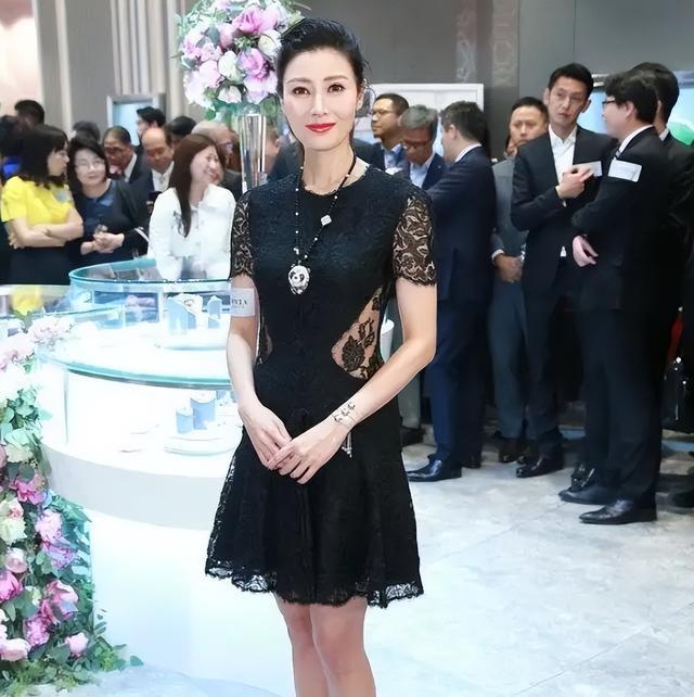 牛莉|50多岁的年纪18岁的身材！牛莉、闫妮、许晴等女星，做到了逆生长