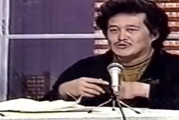 赵本山|赵本山香港演出回来烫了头发,鹿皮大衣当袄买,土到倪萍不好评价