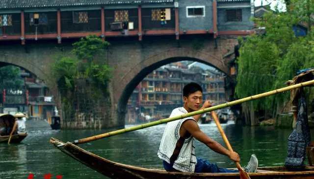女孩|《边城》:爱情能公平竞争吗?女孩太矫情误了三人终身