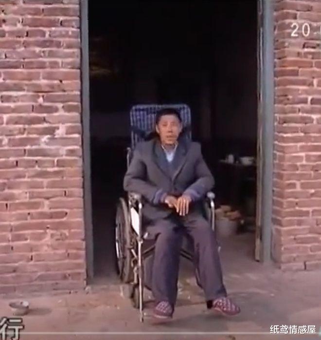 酒鬼丈夫瘫痪7年,坐轮椅追着妻子来打,记者:他是你33年的老公