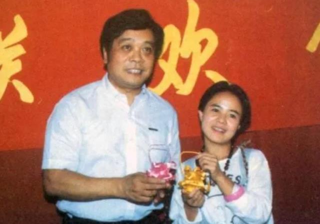 刘纯燕|刘纯燕23岁女儿订婚，帅气“金龟婿”1米95，岳父王宁穿喜庆红衣