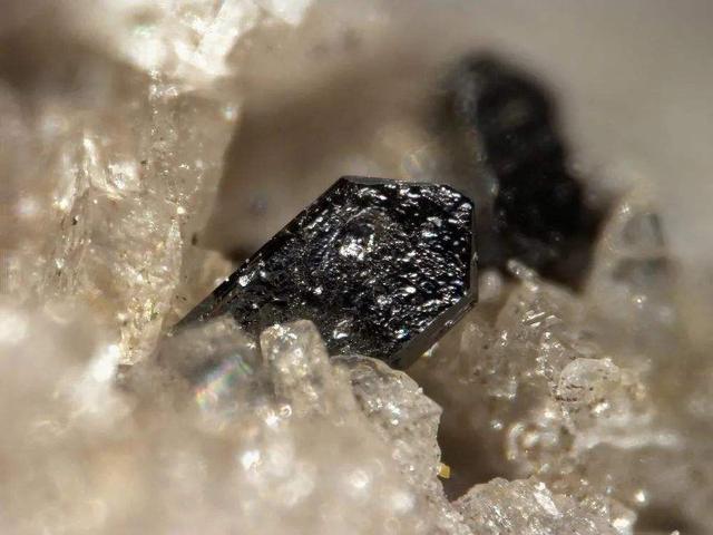 比稀土还金贵！新疆发现毒性强烈的奇特金属，能够用来制造火箭