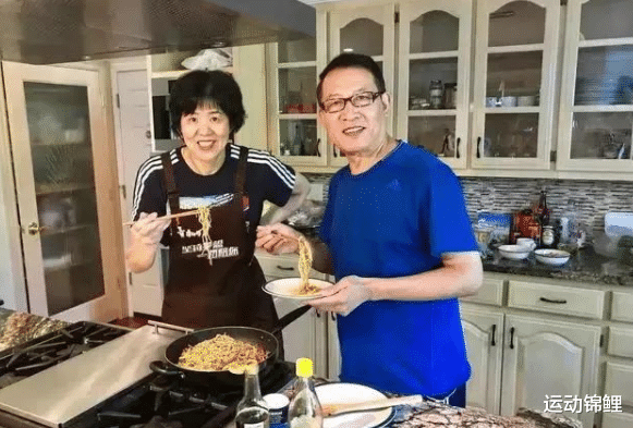 郎平|惬意！郎平退休生活曝光，遛狗+泡咖啡+做美食，与老公住美国别墅