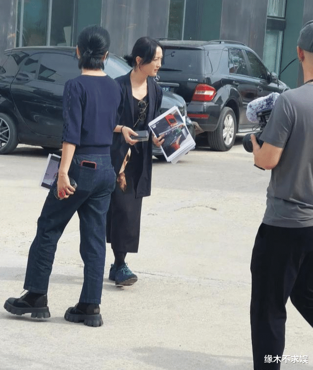 周迅|周迅录综艺被偶遇，穿平底鞋比157cm阿雅略矮，生图状态令人感慨