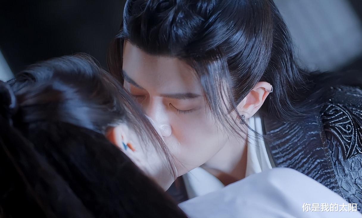 迪丽热巴|《恰似故人归》:迪丽热巴吻戏用鱼替,观众想起《长歌行》的鹦鹉