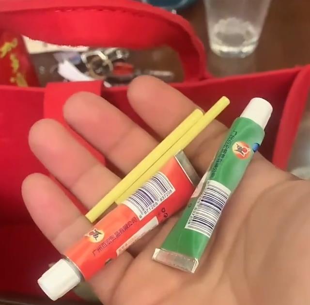 黑龙江一男子好奇翻开妻子上班背的包,里面物件让他哭笑不得