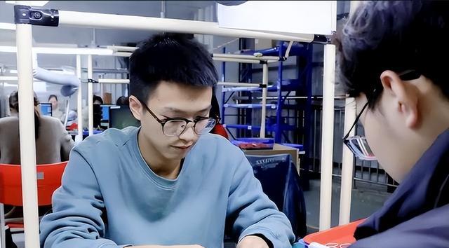 猎魔人|“读书有没有用”？甘肃本科生进厂上流水线直言很安逸，众人不解