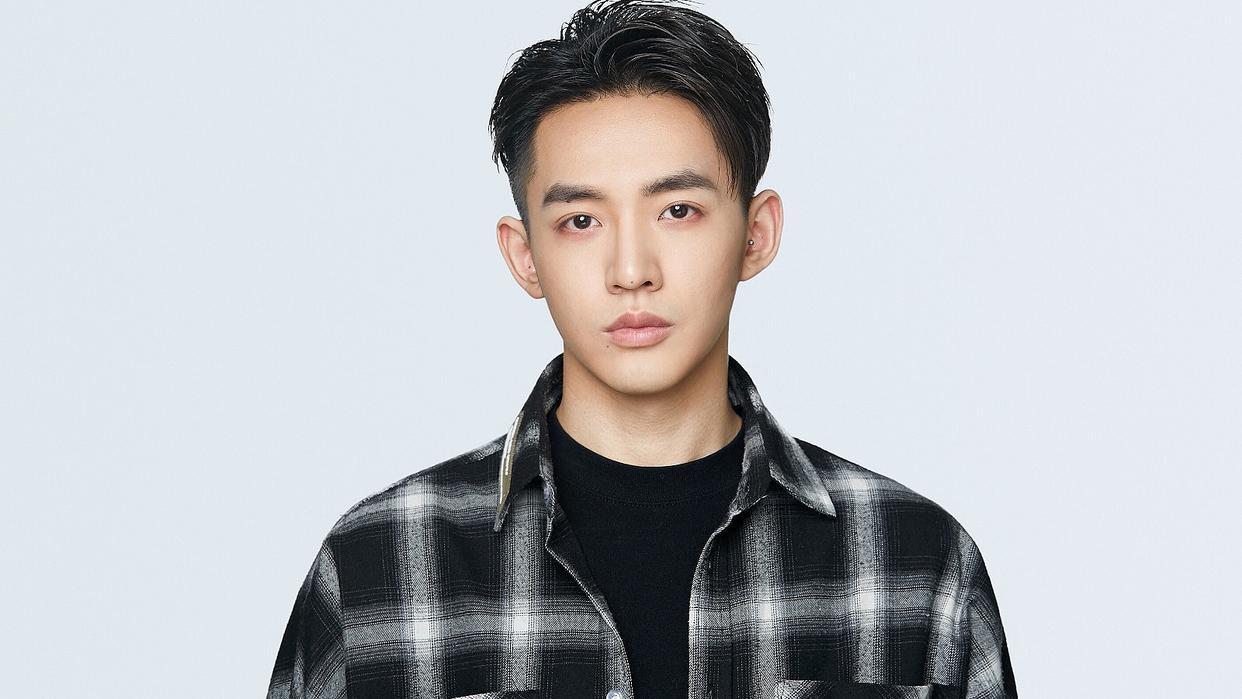 邓为|解析邓为“小牌大耍”事件,联系读懂张翰、易烊千玺等娱乐事件