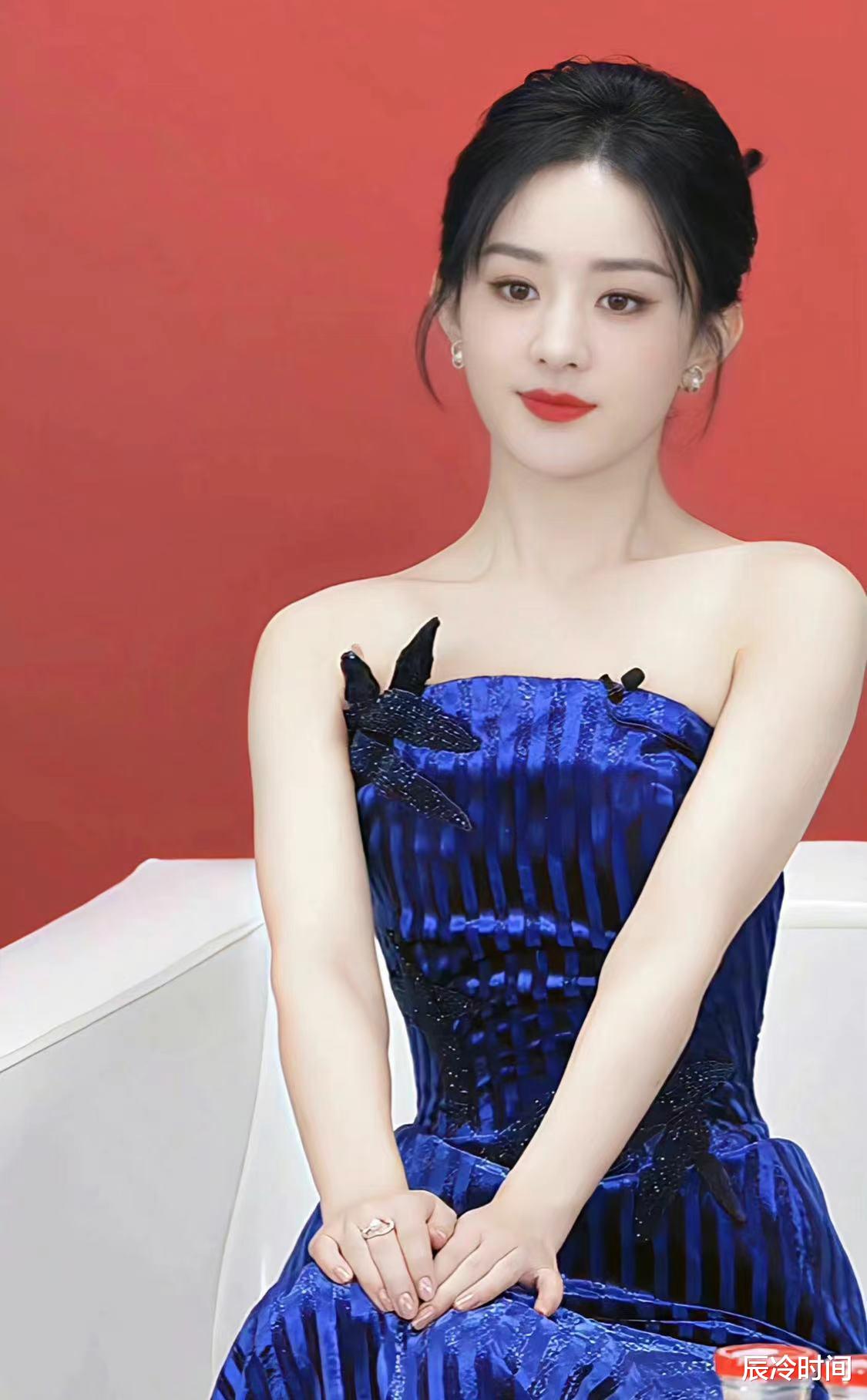 赵丽颖|赵丽颖又美又飒,不仅代言北京台春晚,直播活动抹胸长裙淡雅卓然