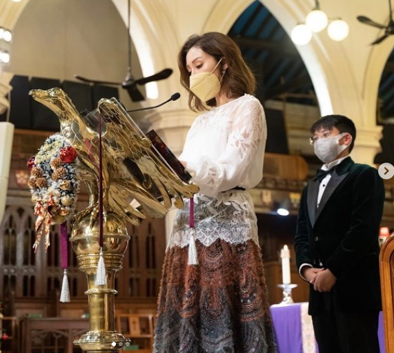 |李嘉欣自曝病重入ICU抢救48小时，公开病床照脸色憔悴虚弱