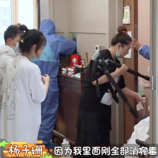 杨子姗|杨子姗罕晒全家福,偷拍老公带娃,吴中天紧搂女儿父女暖心对视