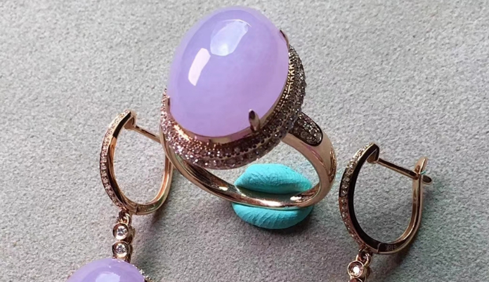 翡翠|翡翠裸石与镶嵌哪个更好?两者之间有着怎样的区别?该如何选?