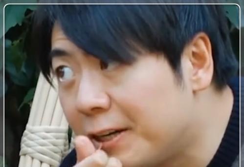 吉娜·爱丽丝|吉娜身穿V领上衣：弯腰倒茶时显得有些尴尬，一旁的郎朗不淡定了