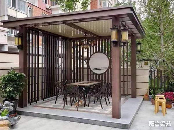 我家凉亭选的是木凉亭,一年后我后悔了,想换成铝合金凉亭