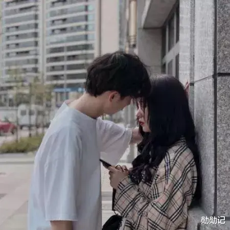 男孩大闹火车站,同居多年女朋友:我妈要我回家相亲,我们分手吧!