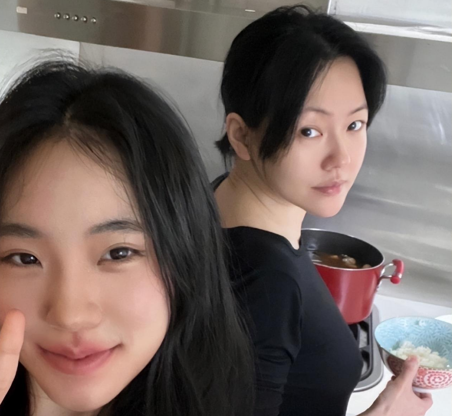 小S|小S在经历出轨风波后，低调为女儿庆生，母女四人相拥而泣