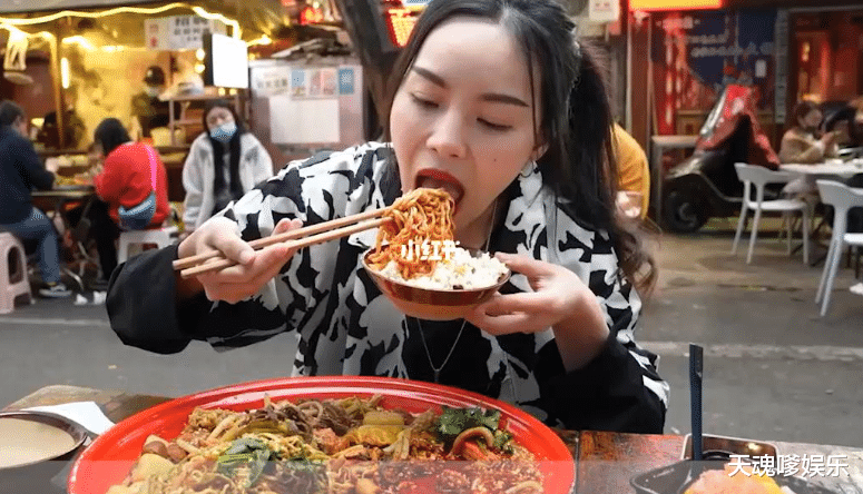 小贝|吃播“小贝”终露马脚？手上伤疤再陷催吐风波，本人下场回怼网友