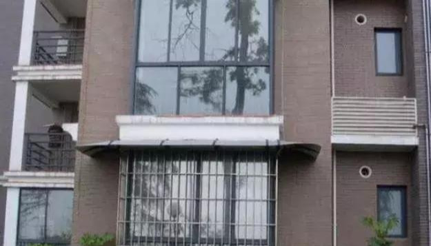 越来越多的家庭不挂窗帘了,当下流行这样布置,美观防晒还隔音