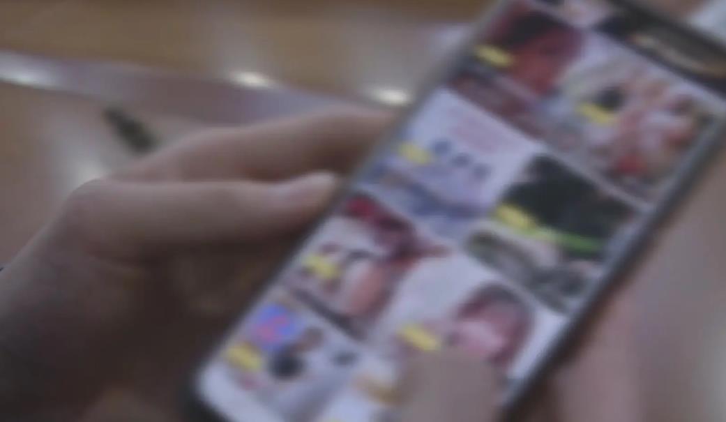 19年直播间暗藏罪恶,美女主播穿着清凉索要礼物,警方查清一窝端