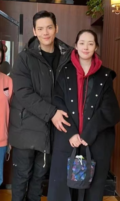 向佐|向佐一家三口现身面馆，大碗吃面没包袱，小奶皇独坐一桌姿势太萌