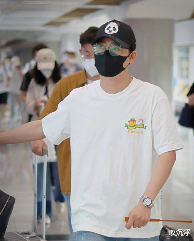 德云社|德云社栾云平到达杭州,引发粉丝热议,好久没看到德云社的演出了