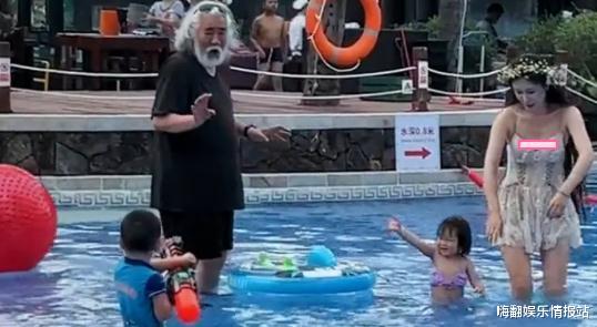 谷爱凌|baby蔡徐坤的冲浪教练，被抓包蹭谷爱凌热度，网友询问不怕被告？